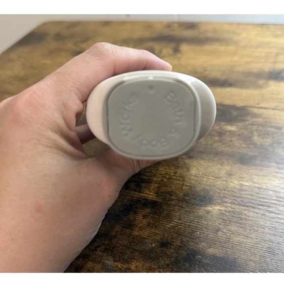 Bath & Body Works VANILLA ROMANCE Body Lotion 8 oz 24hr Moisture - Picture 5 of 5